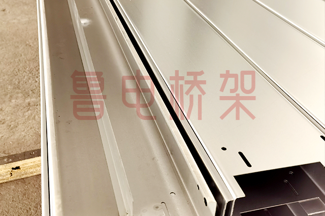热镀锌金属线槽带隔板